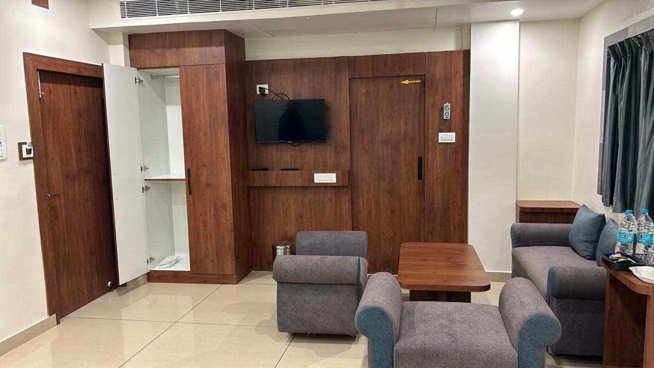 Hotel Omkareshwar Inn Диогар Екстериор снимка