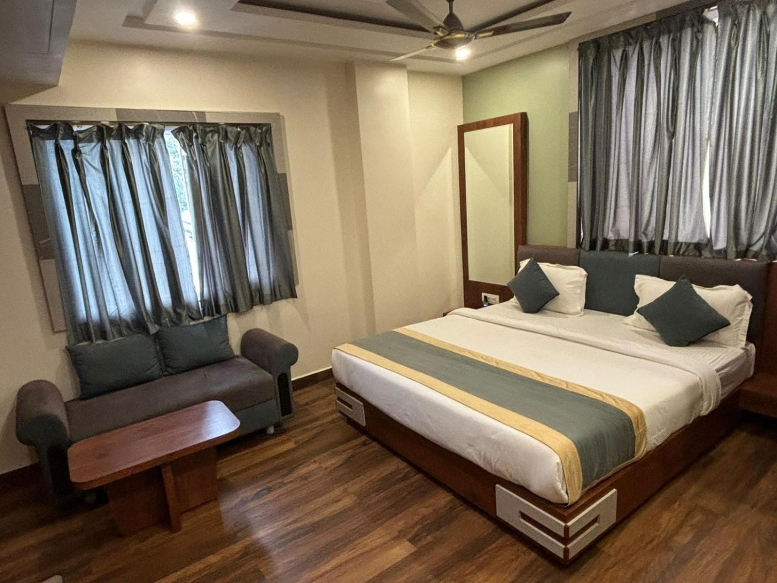 Hotel Omkareshwar Inn Диогар Екстериор снимка
