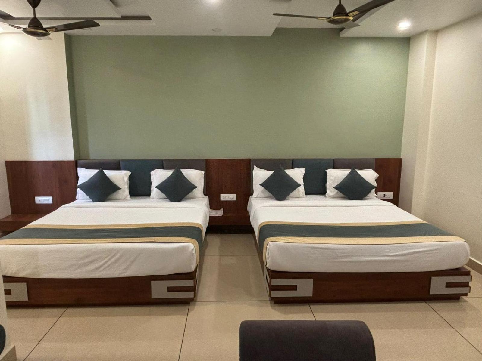 Hotel Omkareshwar Inn Диогар Екстериор снимка