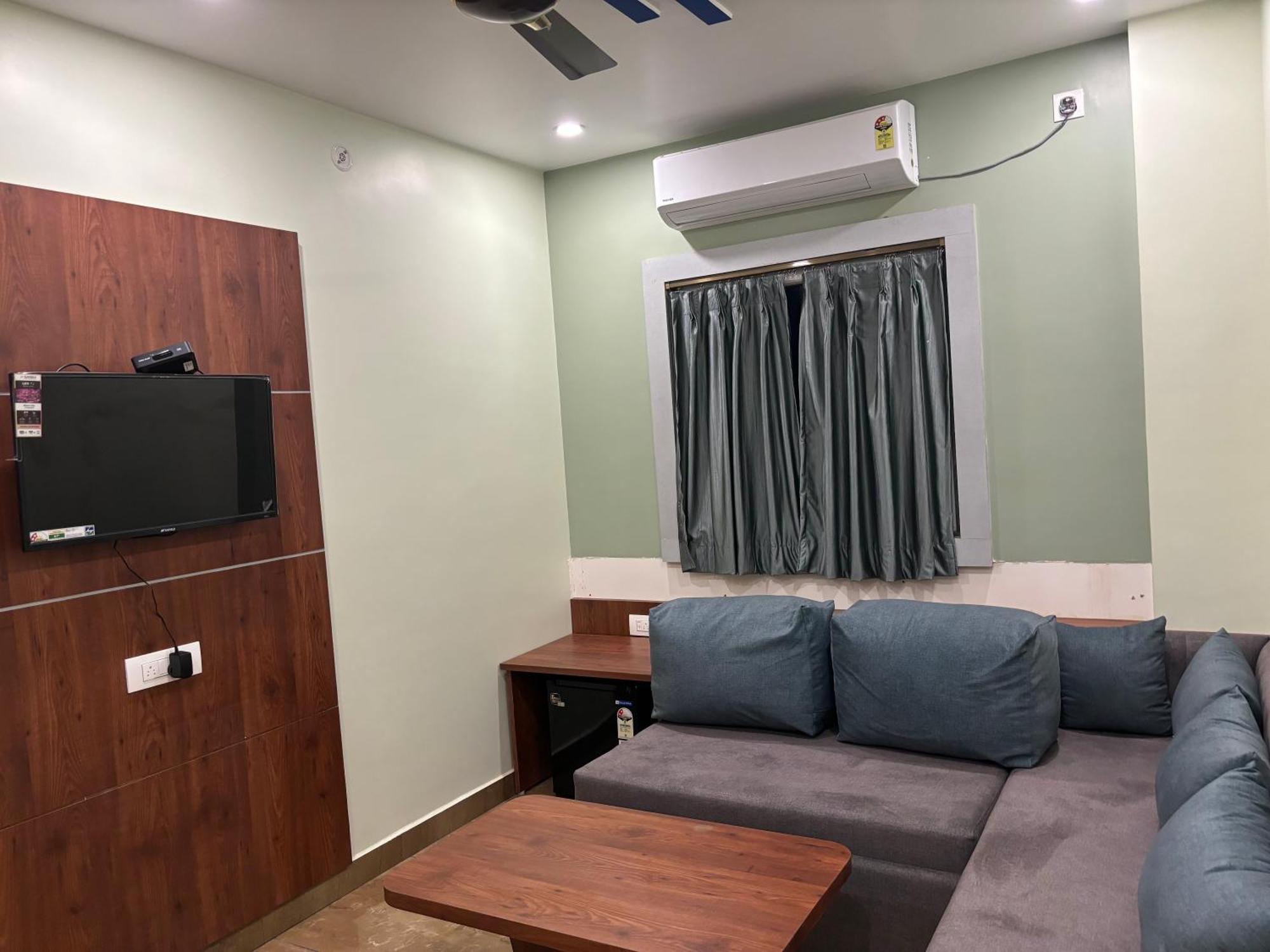 Hotel Omkareshwar Inn Диогар Екстериор снимка