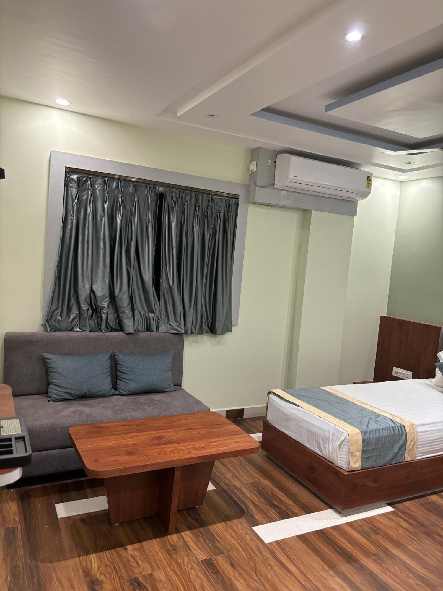 Hotel Omkareshwar Inn Диогар Екстериор снимка