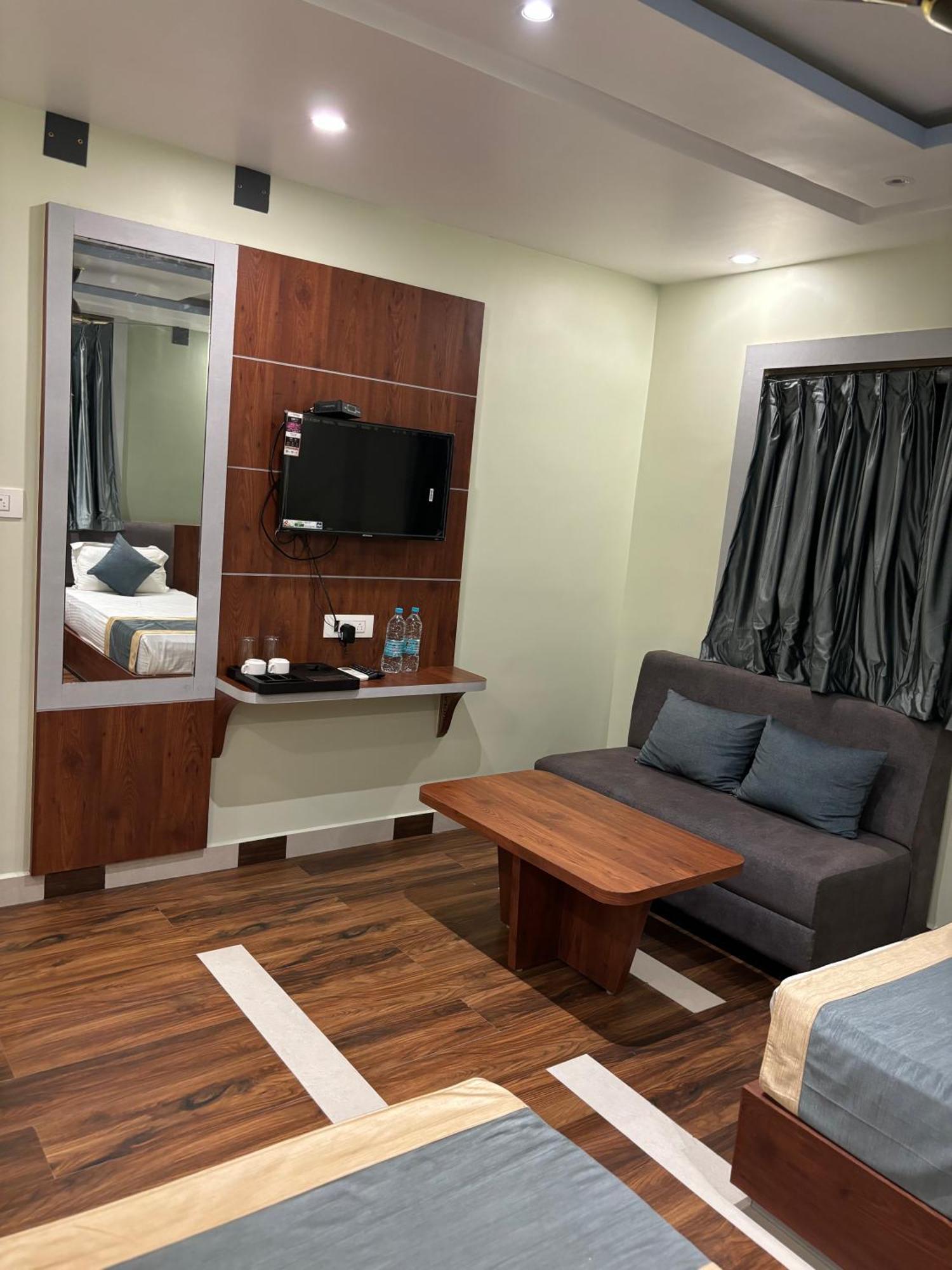 Hotel Omkareshwar Inn Диогар Екстериор снимка