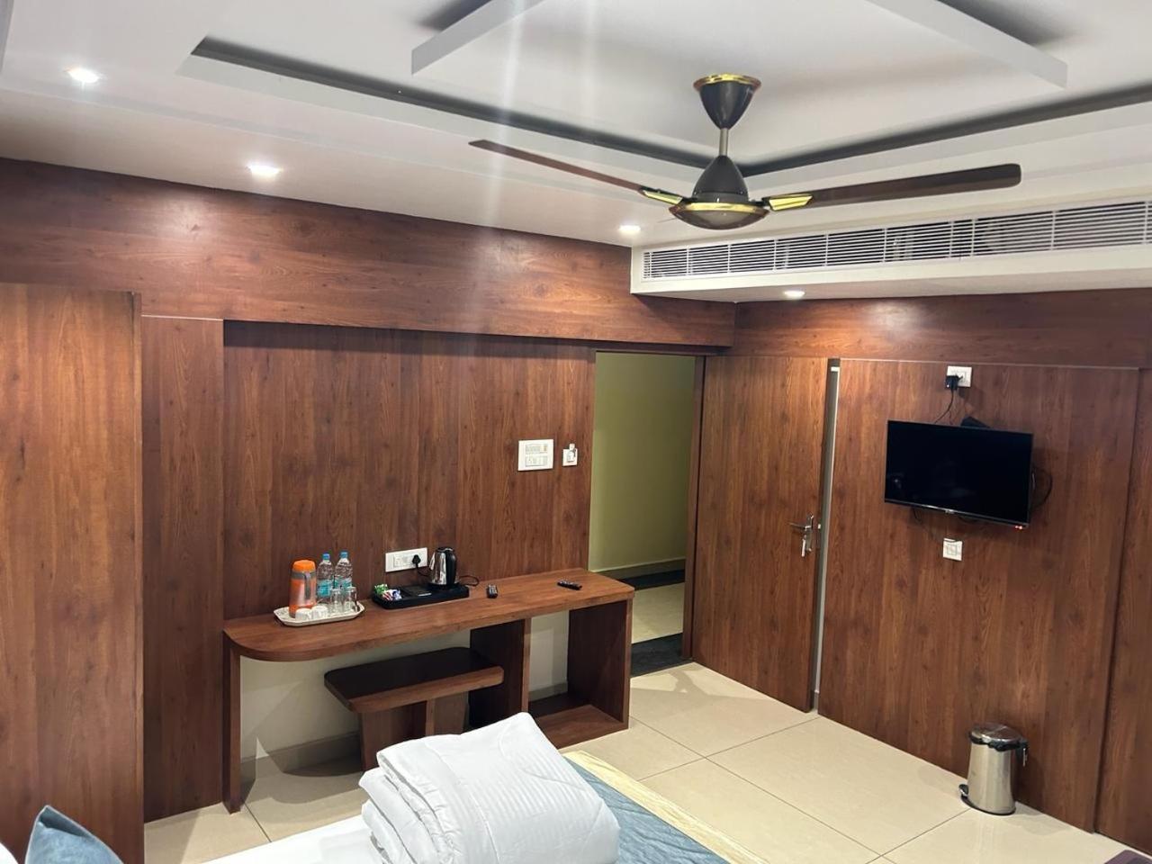Hotel Omkareshwar Inn Диогар Екстериор снимка