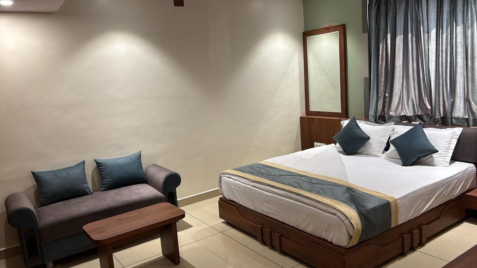 Hotel Omkareshwar Inn Диогар Екстериор снимка
