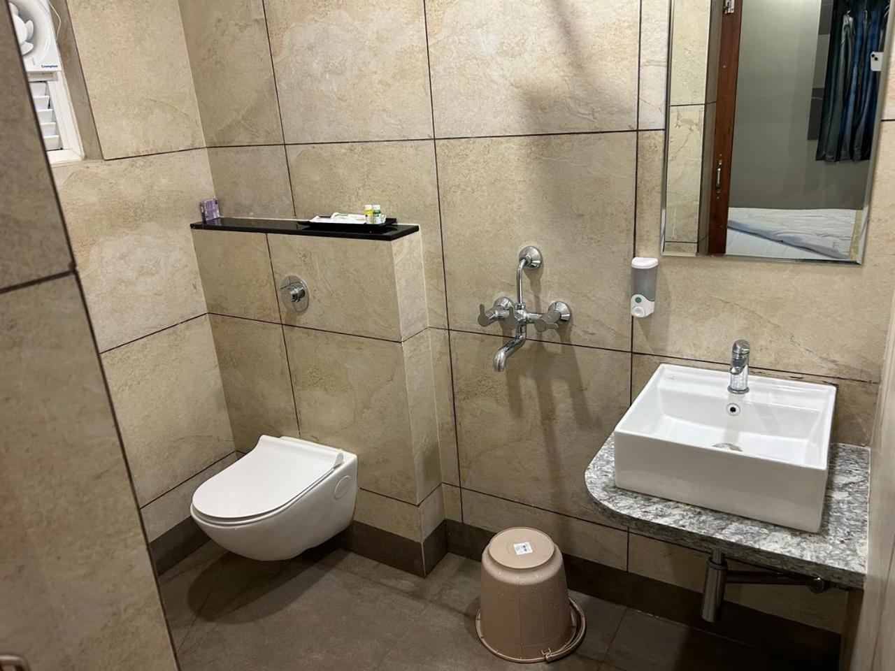 Hotel Omkareshwar Inn Диогар Екстериор снимка
