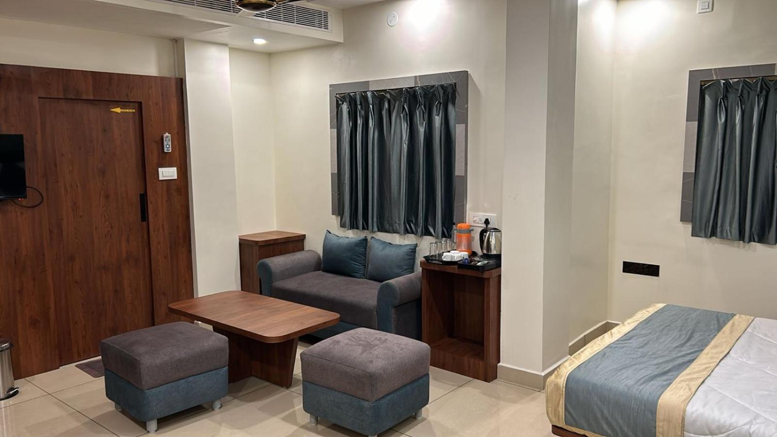 Hotel Omkareshwar Inn Диогар Екстериор снимка