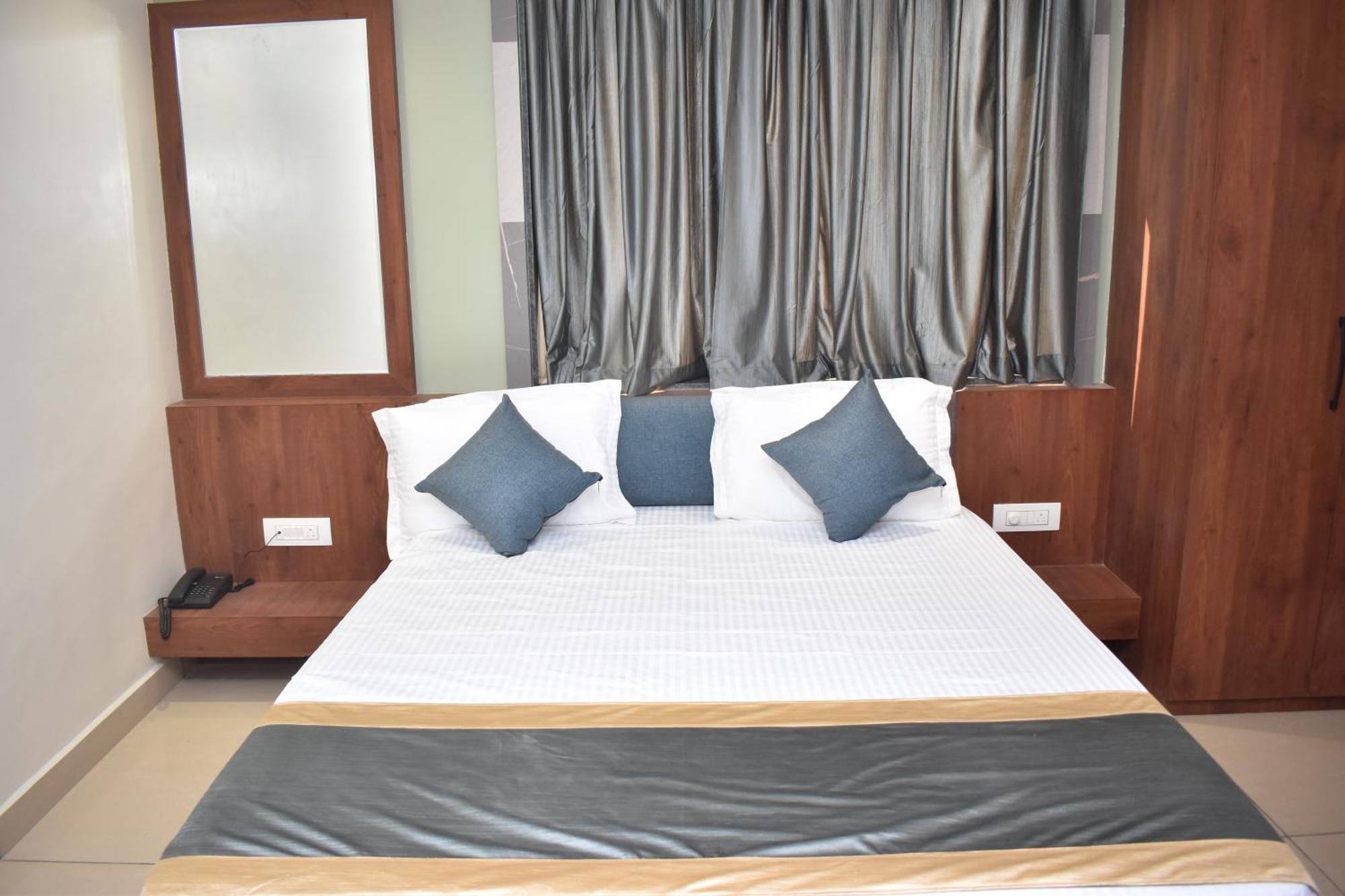 Hotel Omkareshwar Inn Диогар Екстериор снимка
